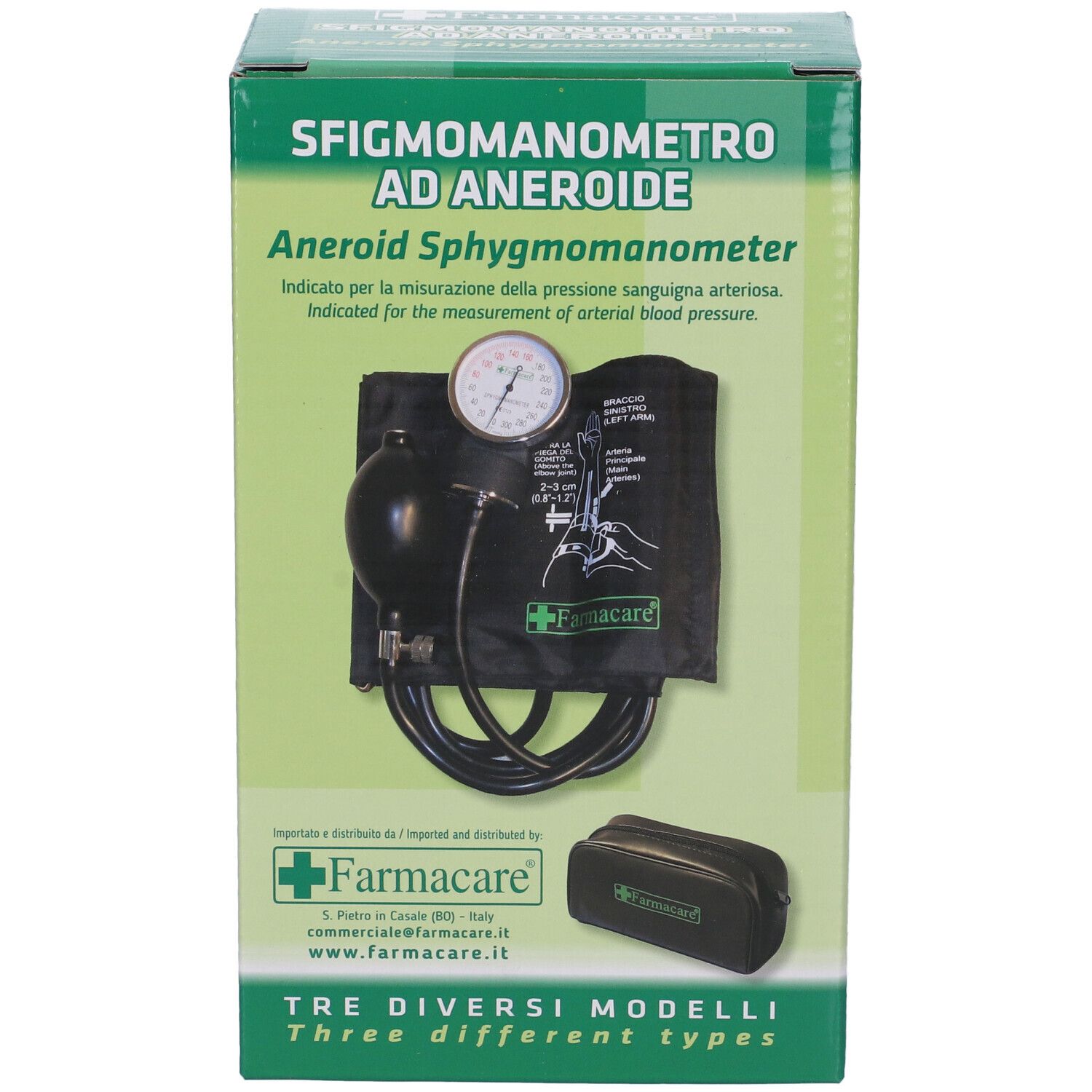 Sfigmomanometro aneroide in confezione. Bracciale nero, manometro, pompa nera e custodia. Marchio: Farmacare.