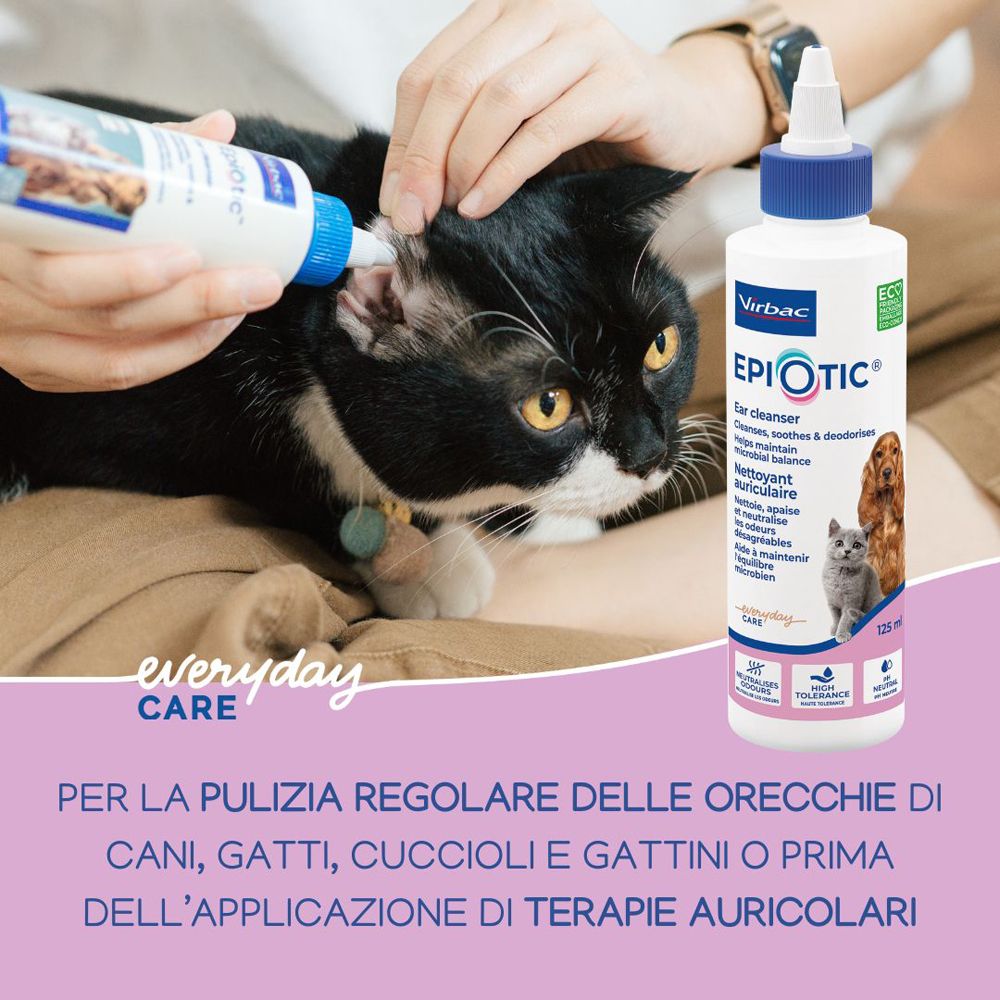 Persona che tiene in mano un flacone vicino a un gatto. Nome del prodotto EpiOtic® sul flacone. Testo: Per la pulizia regolare delle orecchie.