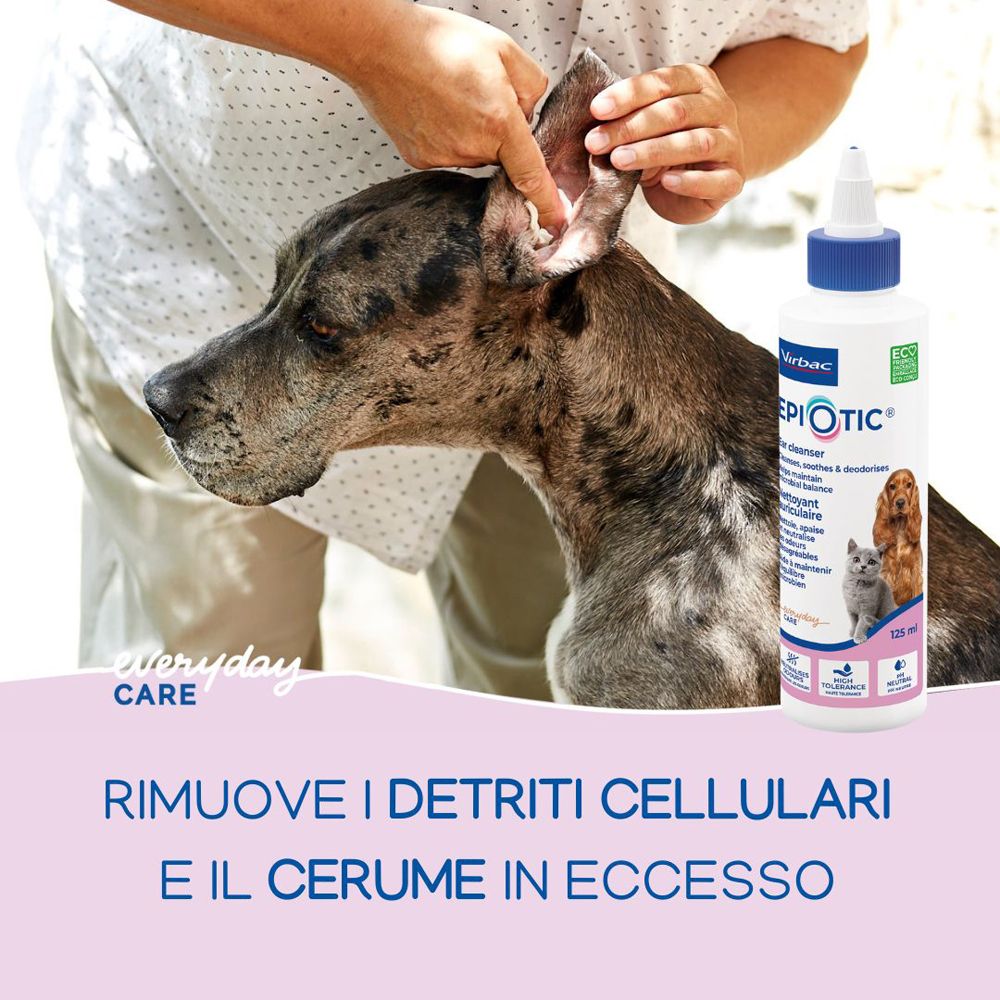 Persona che tiene in mano un flacone vicino a un cane. Nome del prodotto EpiOtic® sul flacone. Testo: Rimuove i detriti cellulari e il cerume in eccesso.