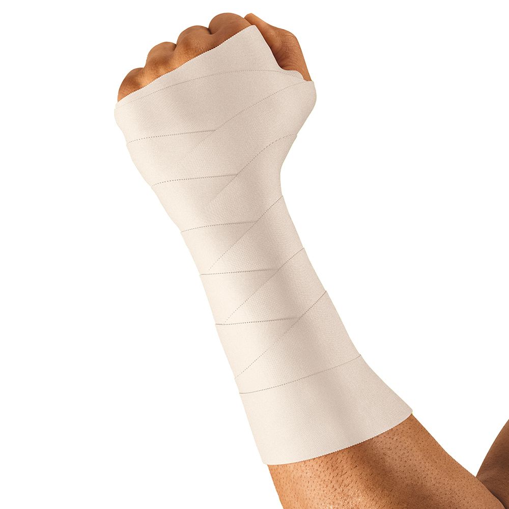 Mano avvolta con nastro adesivo bianco. Il nastro copre il polso e il dorso della mano.