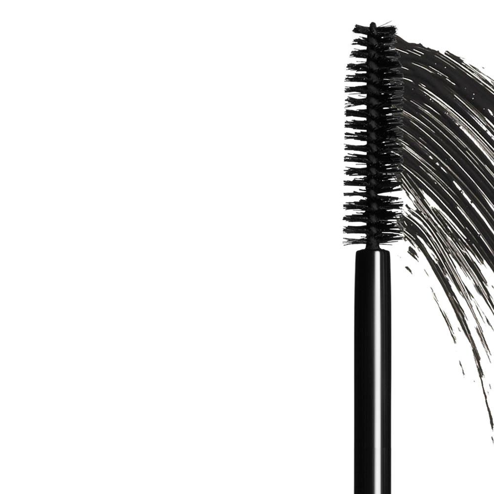 Pennello per mascara con applicazione nera su sfondo bianco.