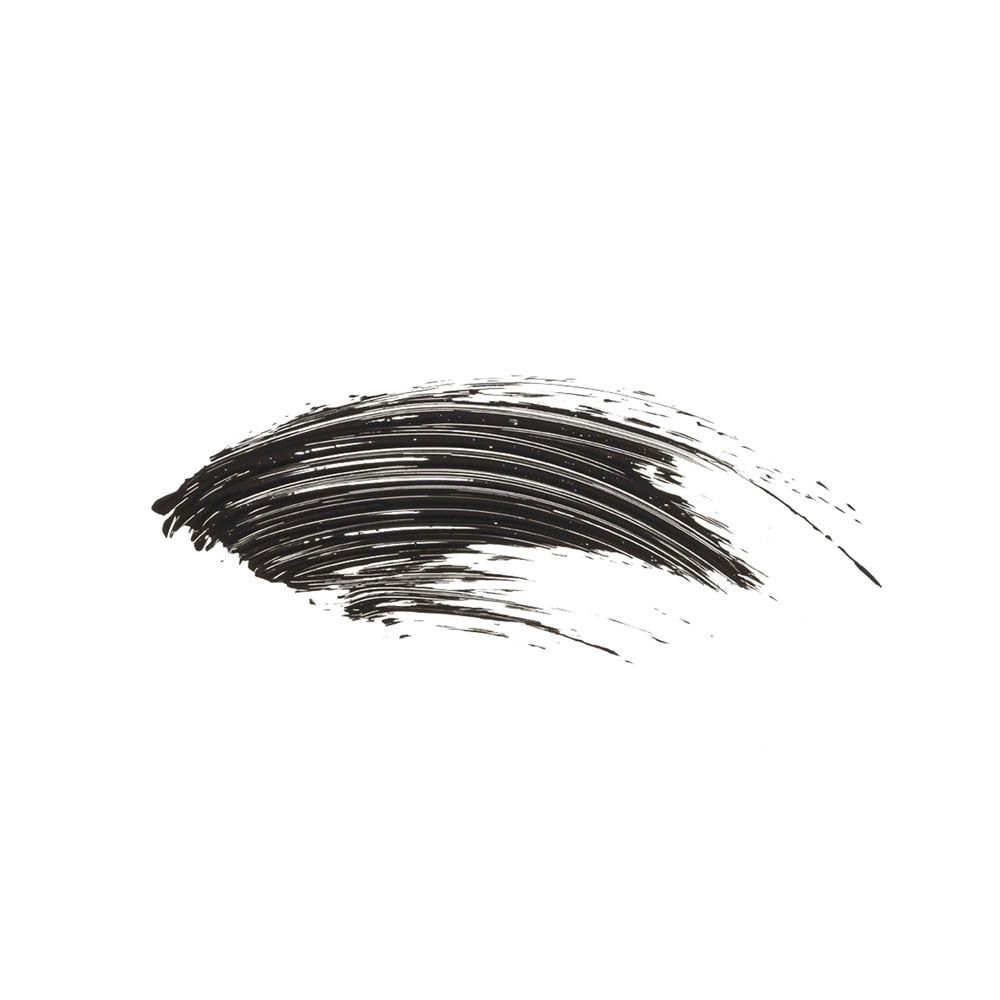 Applicazione di mascara nero su sfondo bianco.