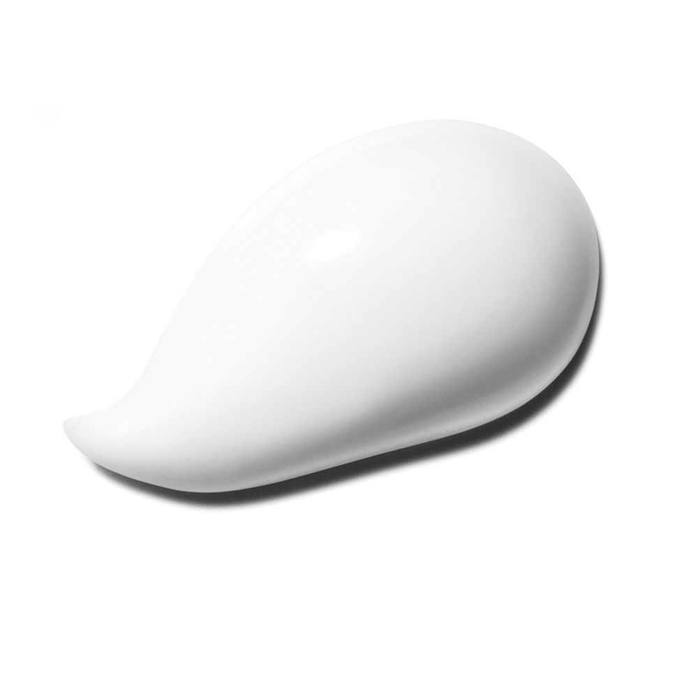 Macchia di crema. Texture bianca e liscia. Su sfondo bianco. Senza confezione o etichetta.