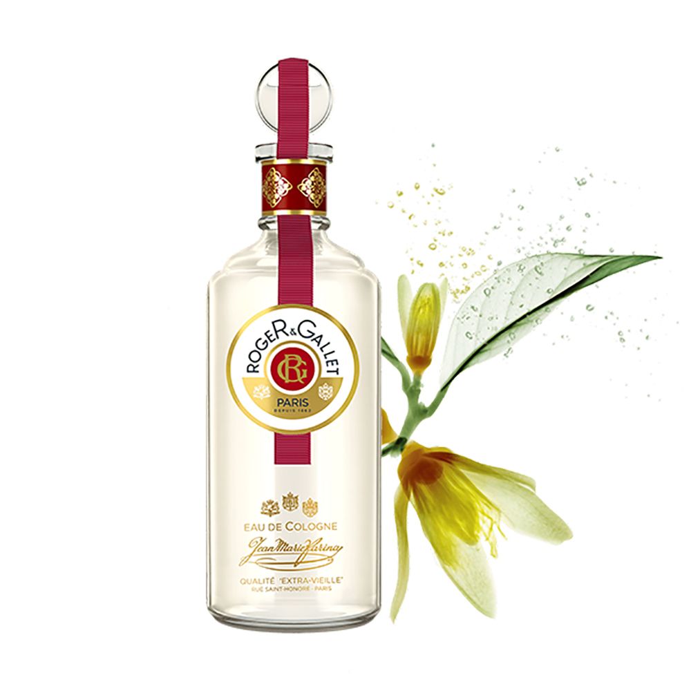 Flacone in vetro con fascia e tappo rossi, accanto a un fiore. Scritta Roger&Gallet Paris, Eau de Cologne.