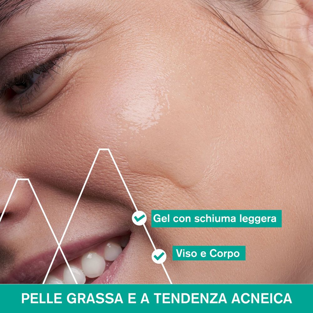 Primo piano di un viso. Pelle con leggera schiuma. Testo: Gel con schiuma leggera, Viso e corpo. Pelle a tendenza acneica.