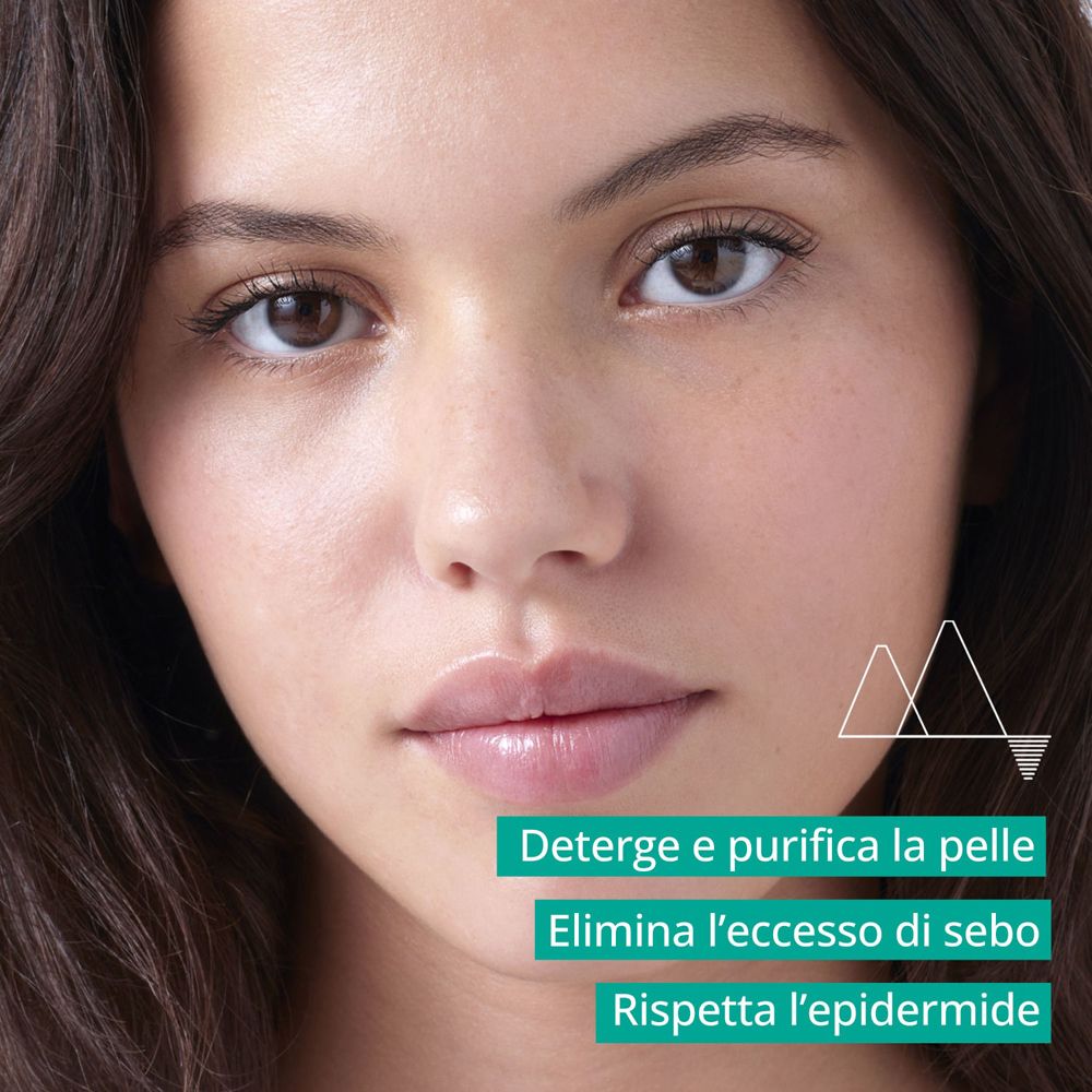 Primo piano di un viso. Testo: Deterge e purifica la pelle, elimina l'eccesso di sebo, rispetta l'epidermide.