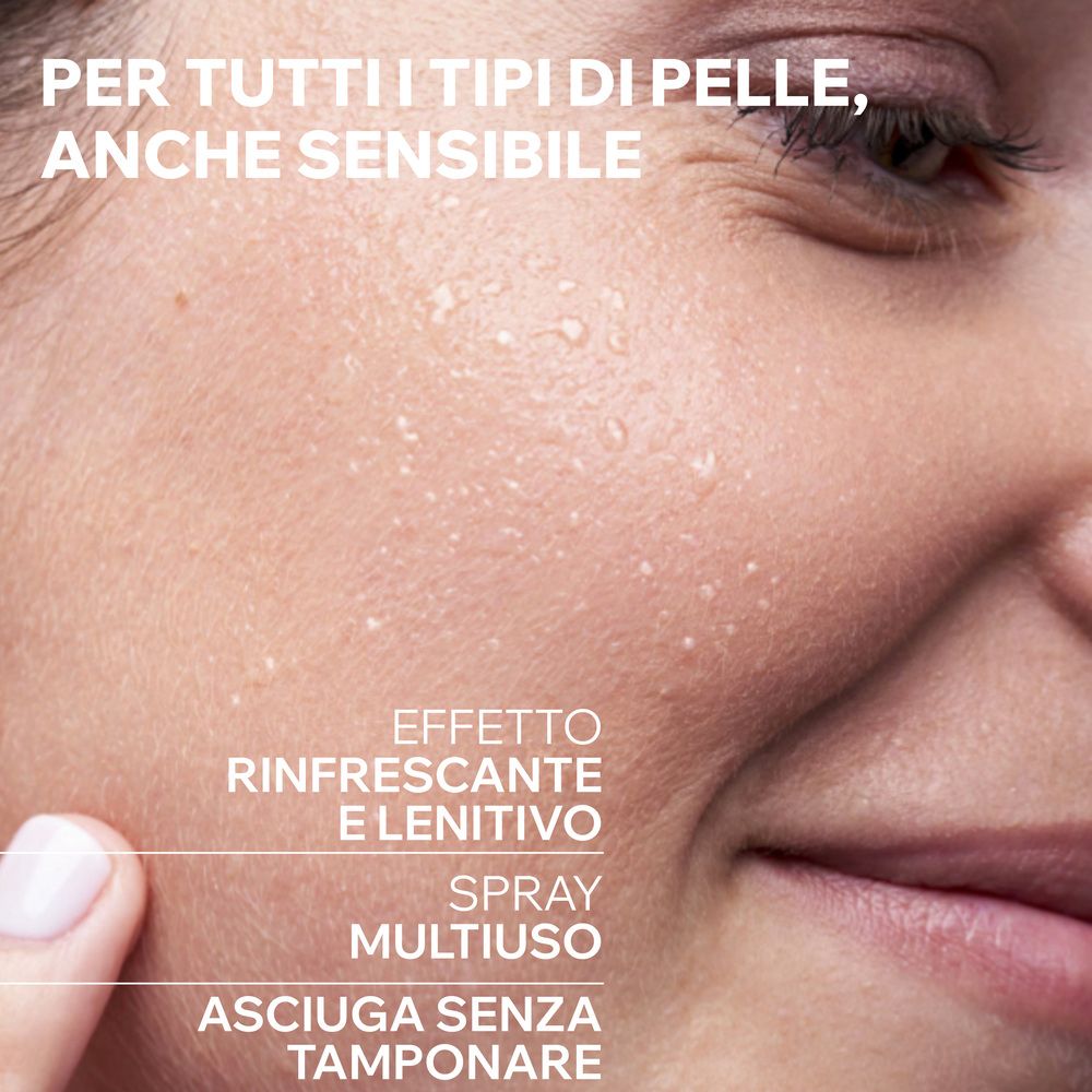 Viso con goccioline d'acqua. Testo: Effetto Rinfrescante e Lenitivo, Spray Multiuso, Asciuga senza tamponare. Per tutti i tipi di pelle.