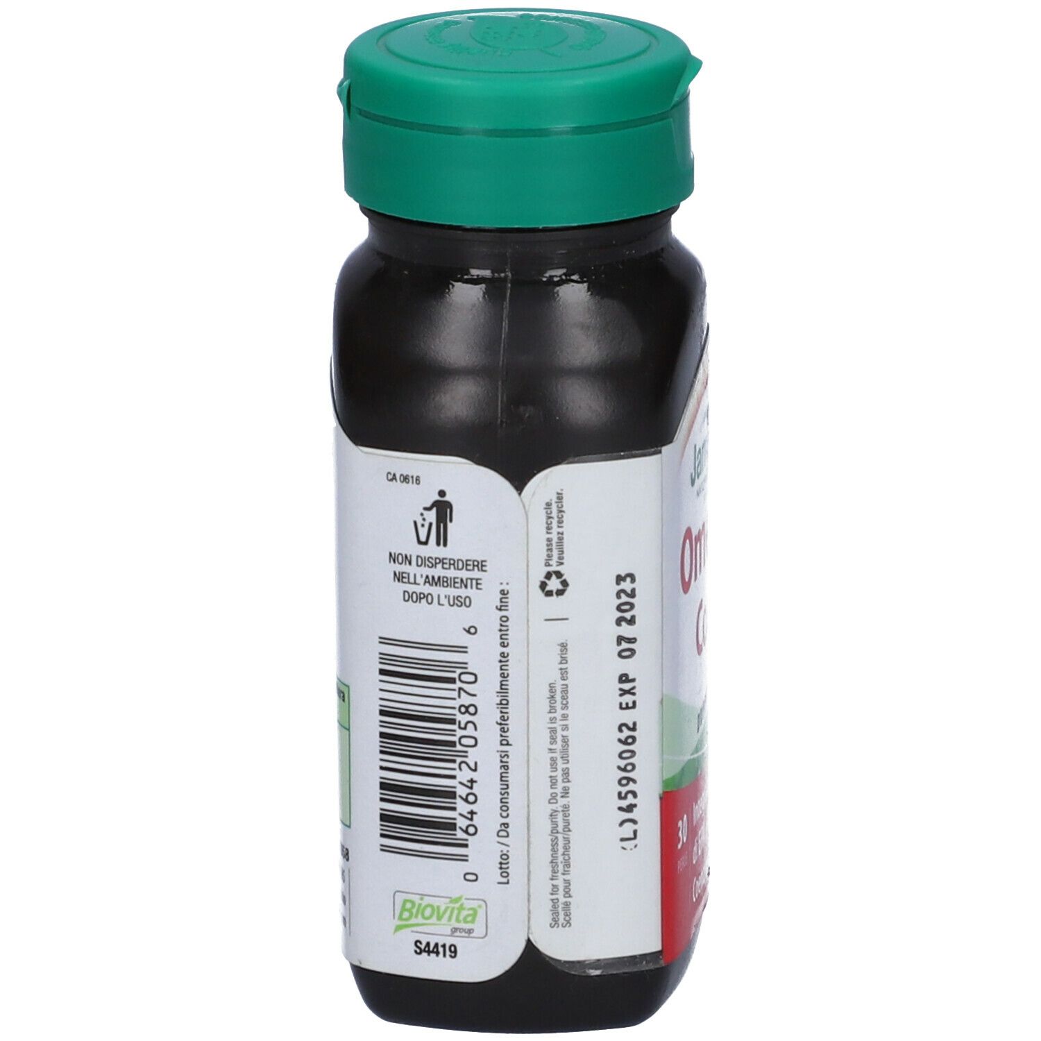 Retro di un flacone marrone con tappo verde. Testo e codice a barre. Simbolo di riciclaggio.