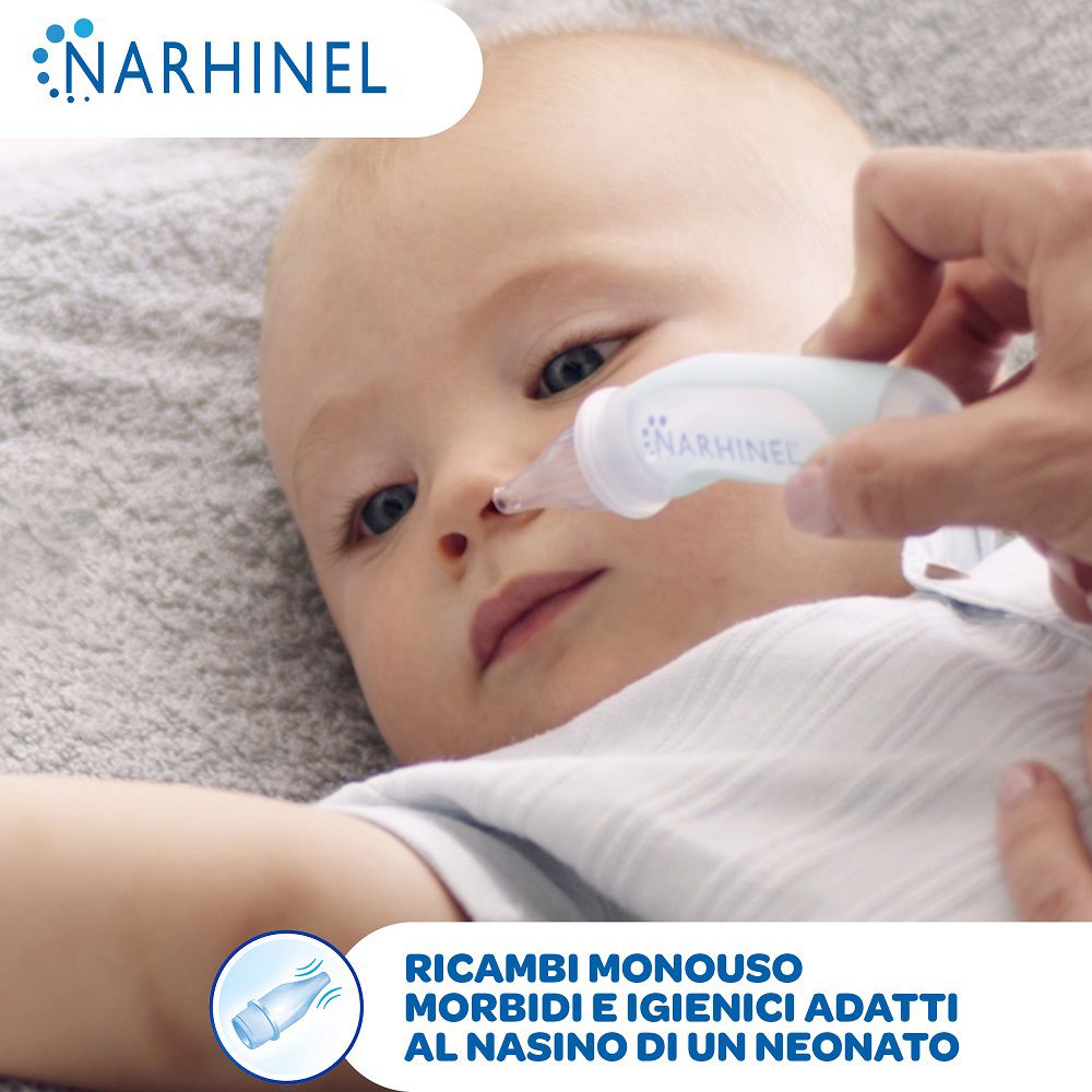 Un bambino aiutato con un aspiratore nasale. Scritta: Narhinel. Testo: Ricambi monouso, morbidi e igienici.