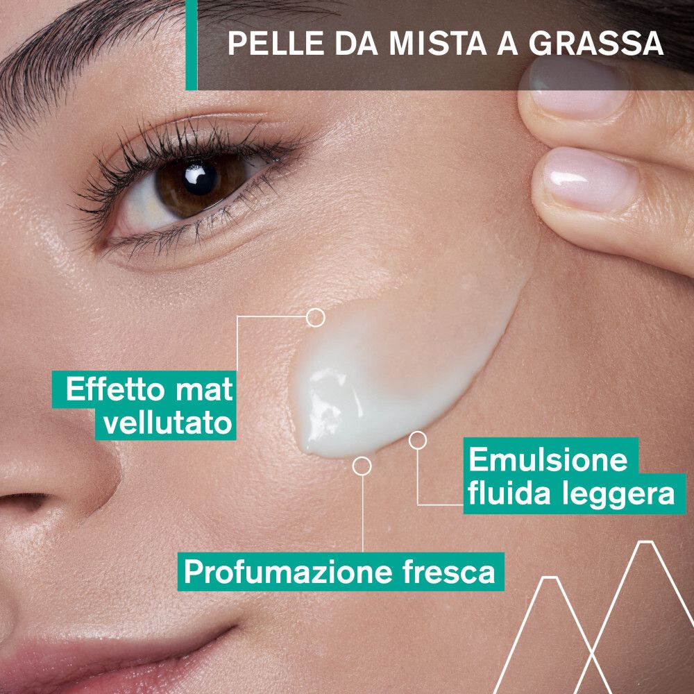 Primo piano di un viso. Emulsione applicata sulla pelle. Testo: Effetto mat vellutato, emulsione fluida leggera.