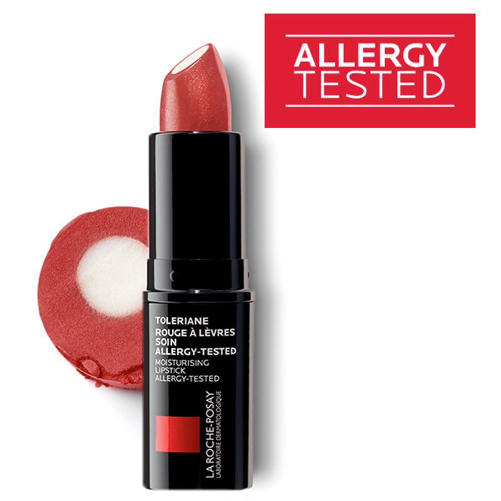 Rossetto rosso e impronta su sfondo bianco. Scritta: Toleriane, Rouge à Lèvres, Allergy-Tested. Logo: Allergy Tested.
