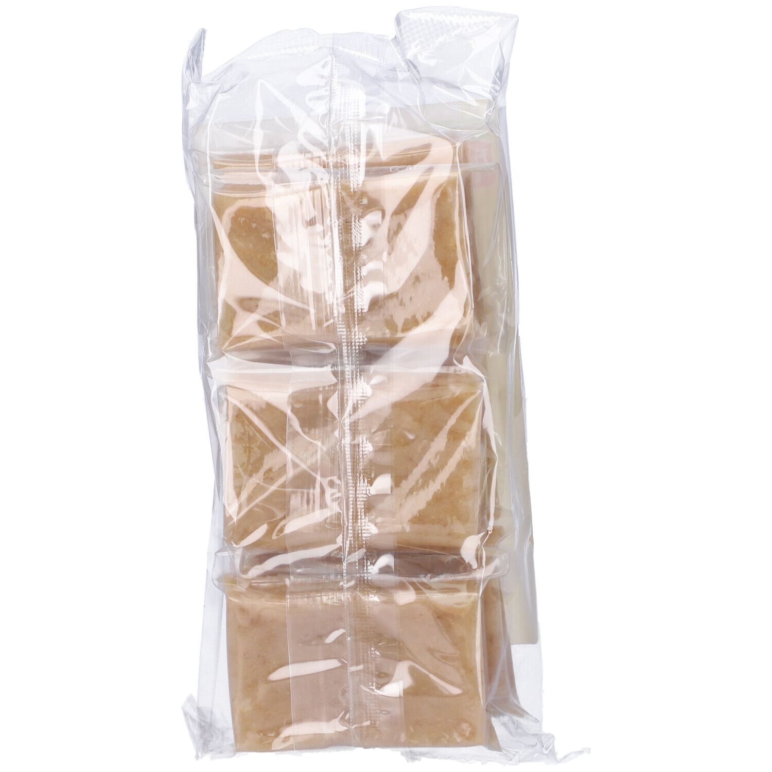 Confezione trasparente con porzioni di mochi quadrate. Diverse porzioni visibili.