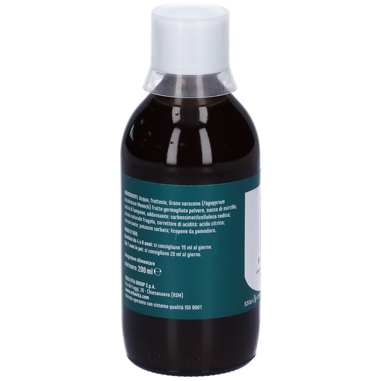 Vista posteriore di una bottiglia di liquido marrone. Etichetta con elenco ingredienti e informazioni produttore.