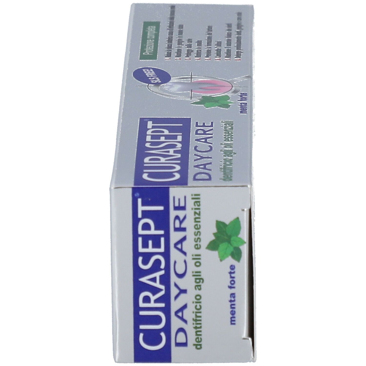 Vista laterale della confezione di dentifricio CURASEPT DAYCARE. Argento con stampa. Scritta: menta forte.