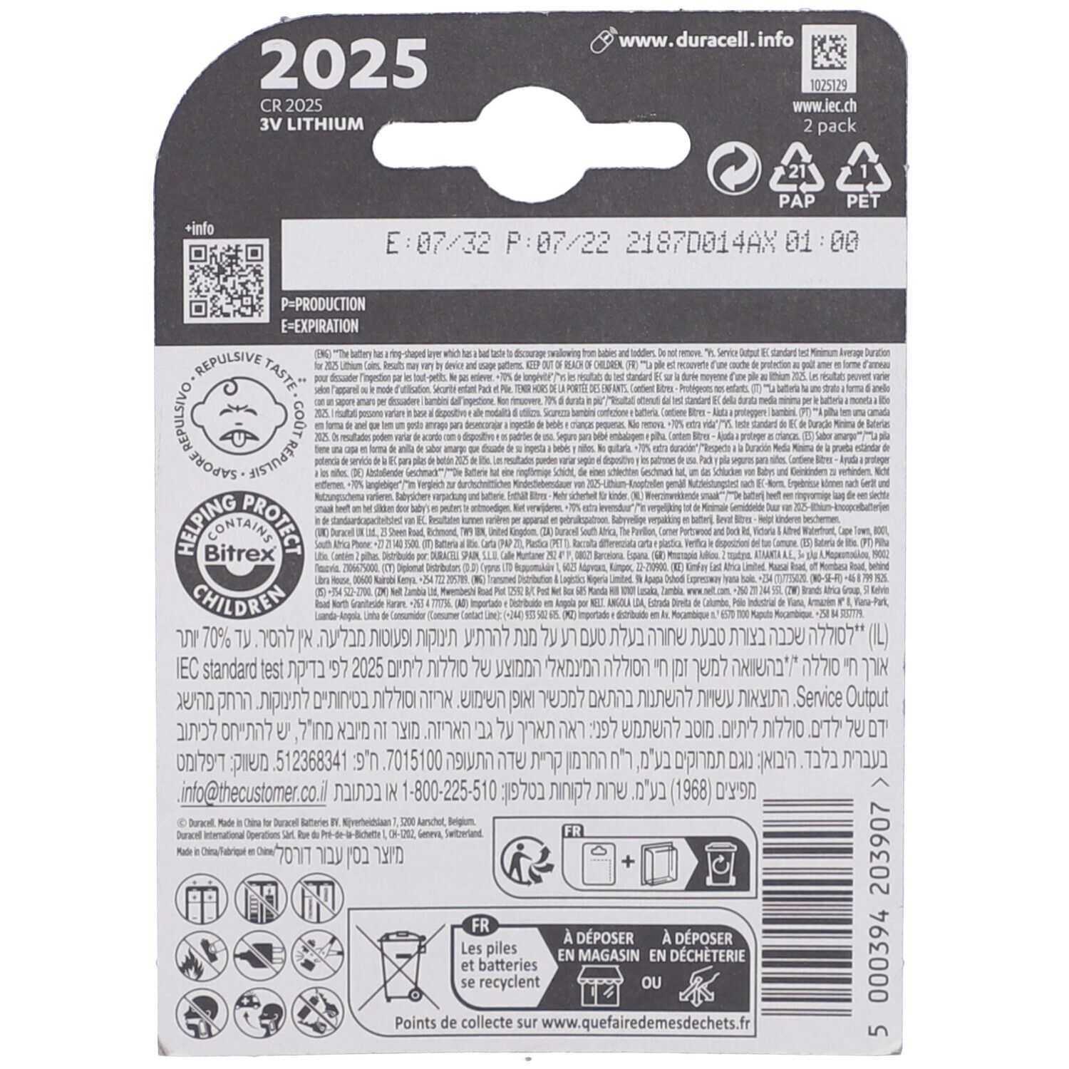 Retro della confezione delle pile Duracell 2025. Informazioni testuali, codice QR, simboli di riciclaggio e date di scadenza.