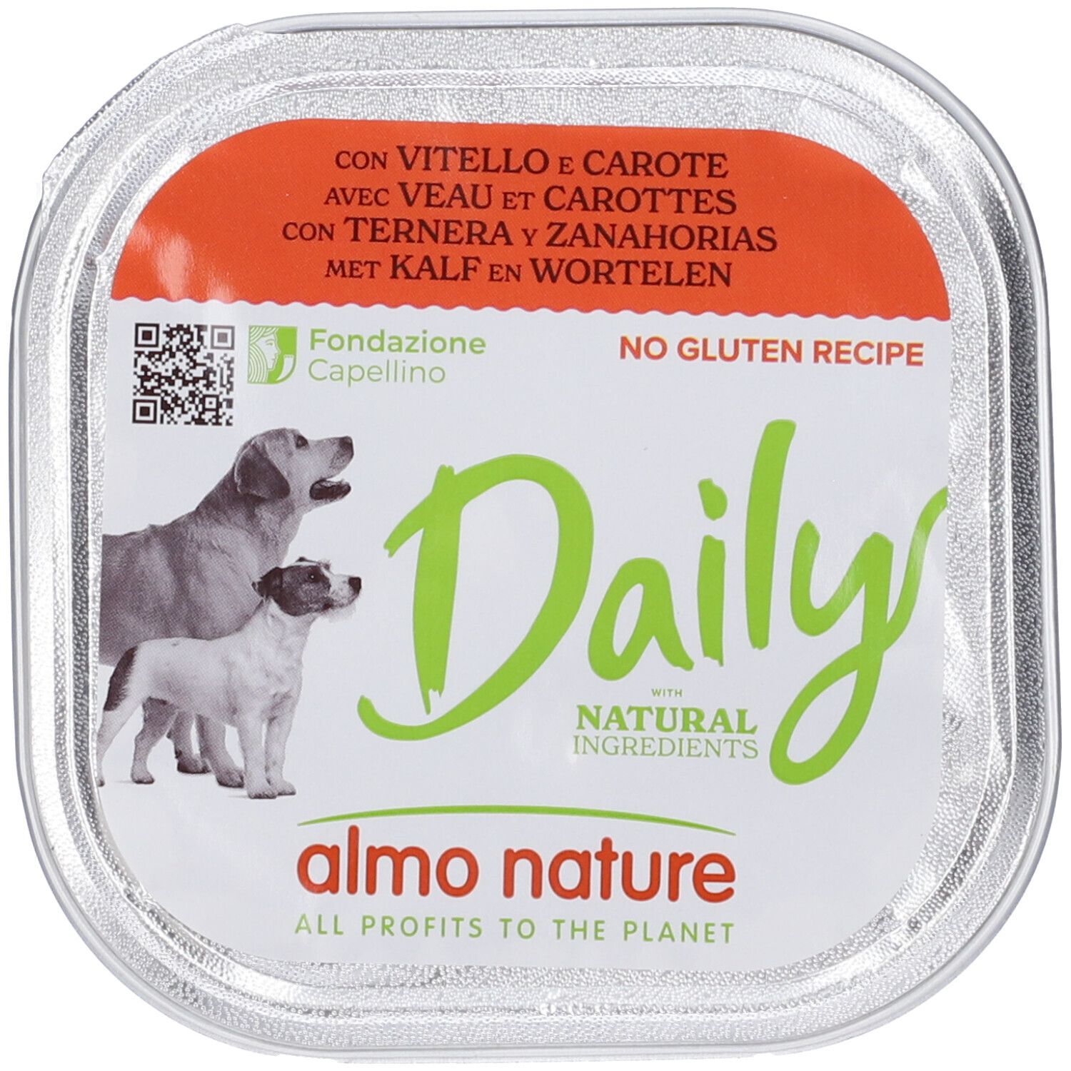 Alimento per cani in vaschetta. Logo "Daily". Logo "Almo Nature". Testo: "Con Vitello e Carote". Immagine di cani.