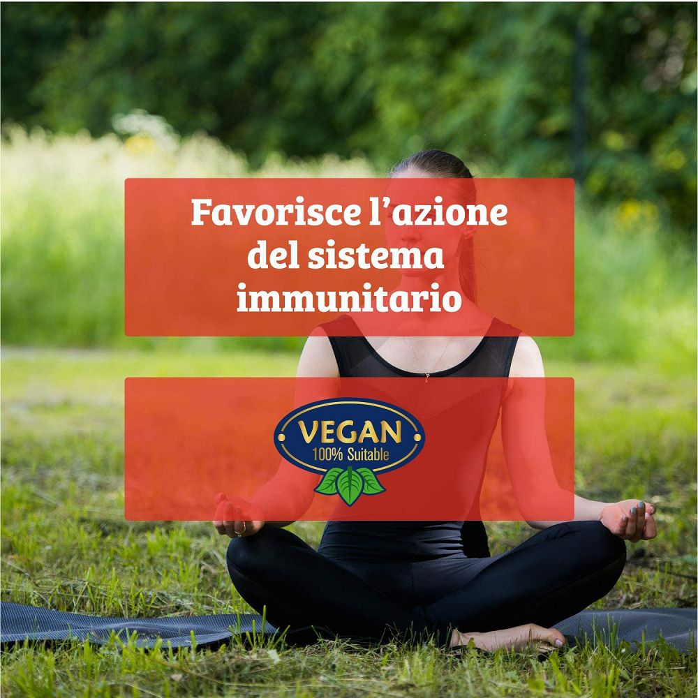 Donna in posizione di meditazione all'aperto, supporta il sistema immunitario.