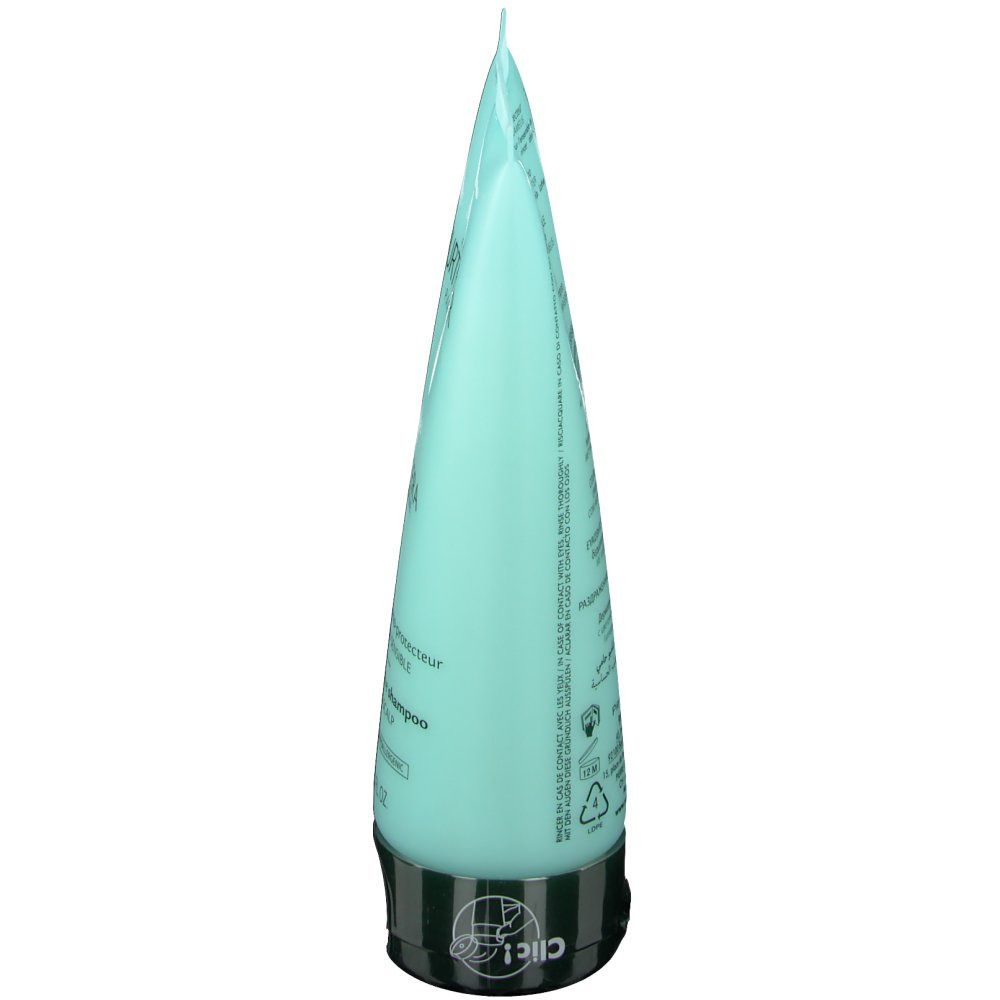 Tubo di shampoo azzurro, vista laterale. Tappo nero. Testo sul tubo.