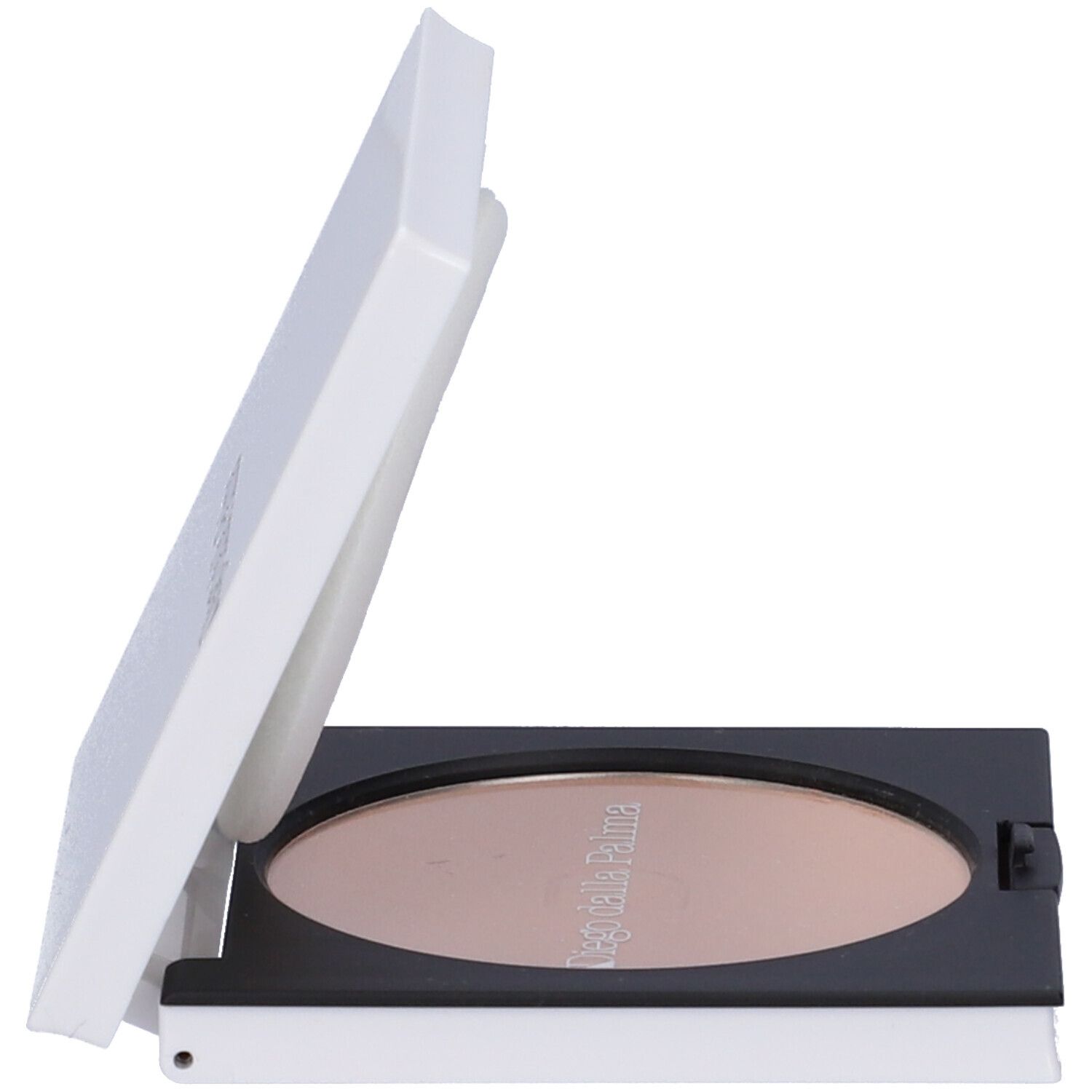 Contenitore cipria aperto. Cipria beige, cornice nera, contenitore bianco. Marchio visibile.