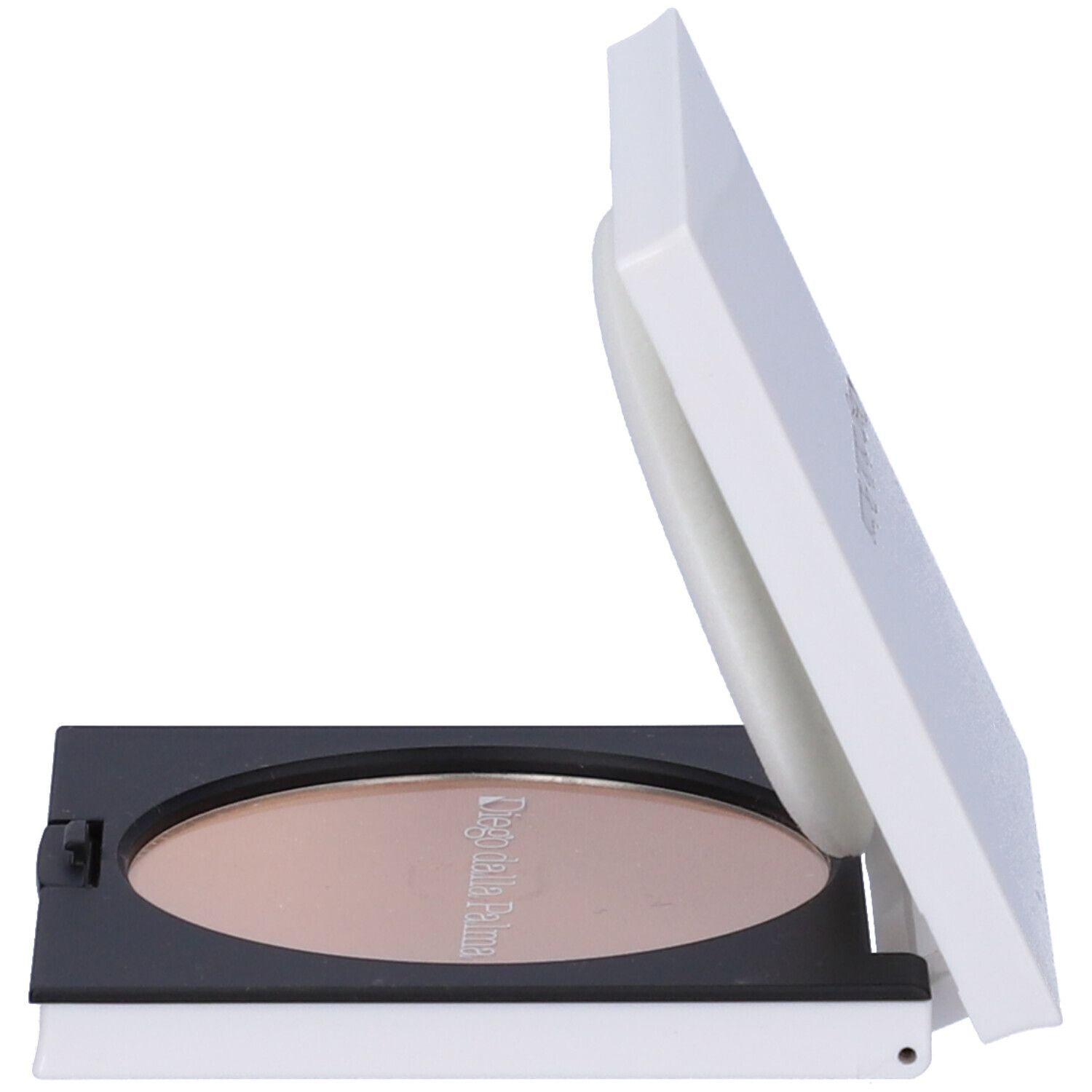 Contenitore cipria aperto. Cipria beige, cornice nera, contenitore bianco. Marchio visibile.