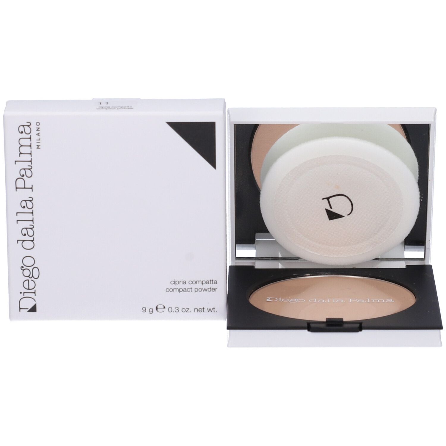 Confezione cipria compatta e contenitore aperto. Cipria beige, cornice nera, contenitore bianco. Marchio visibile.