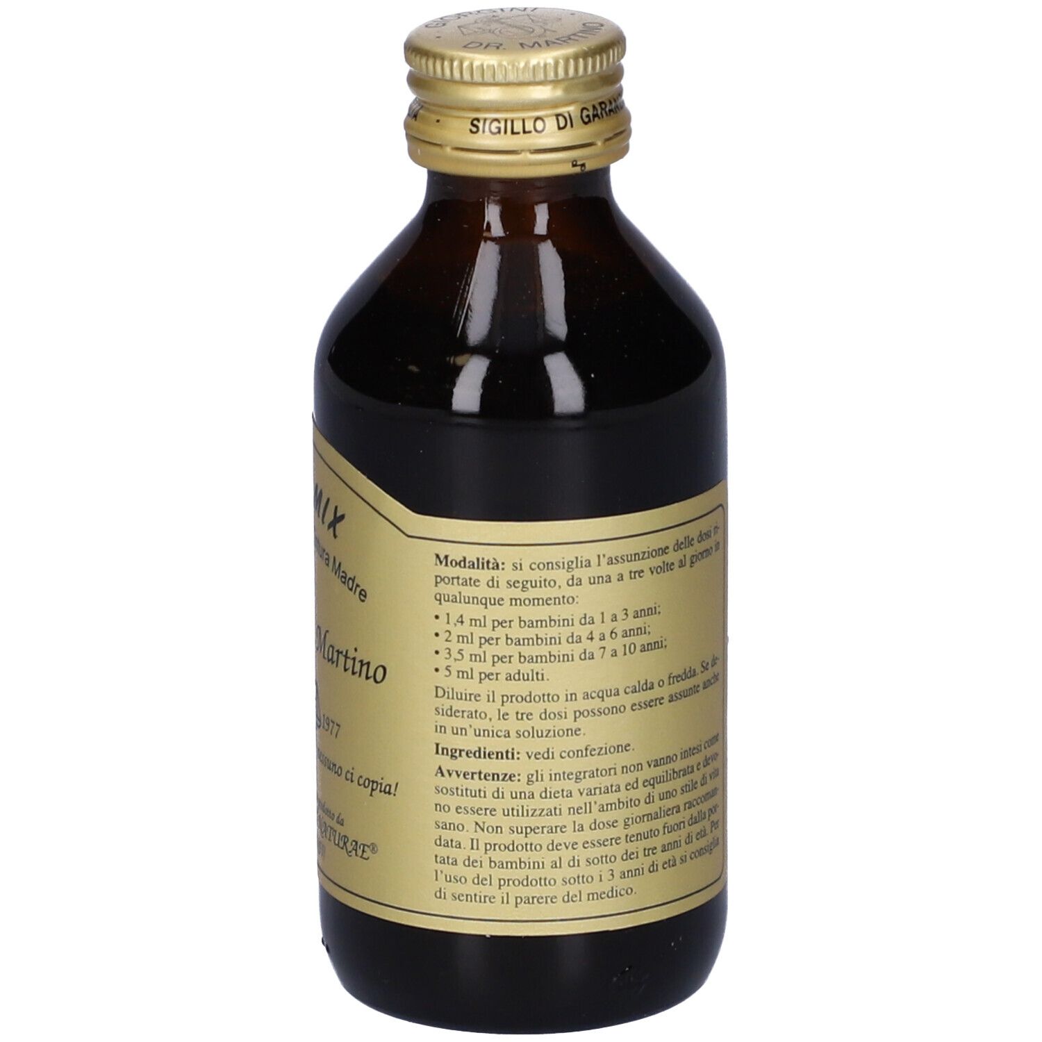 Bottiglia di vetro marrone con tappo dorato. Etichetta con testo. Bottiglia in posizione verticale.