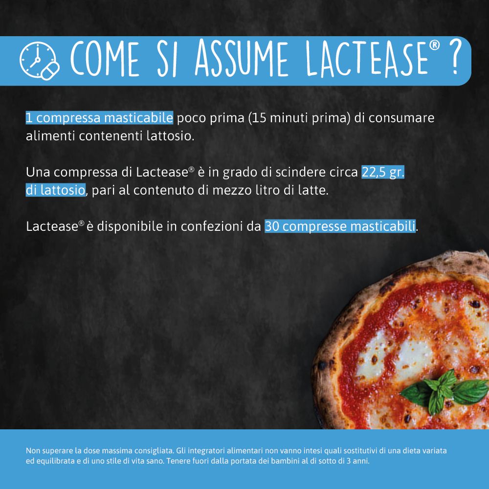 Testo su sfondo blu. Assunzione: 1 compressa masticabile prima di consumare alimenti con lattosio. Pizza sullo sfondo.