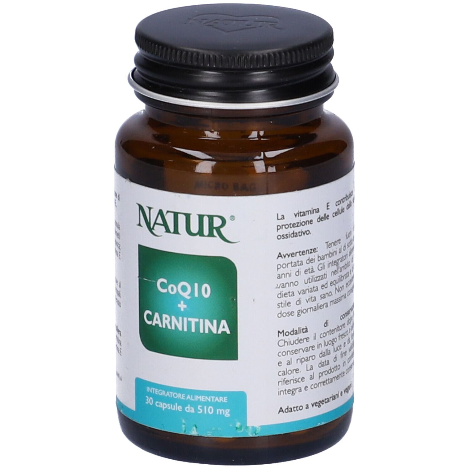 Flacone di vetro marrone con coperchio nero. Scritta: CoQ10 + Carnitina. Marchio: Natur. 30 capsule.