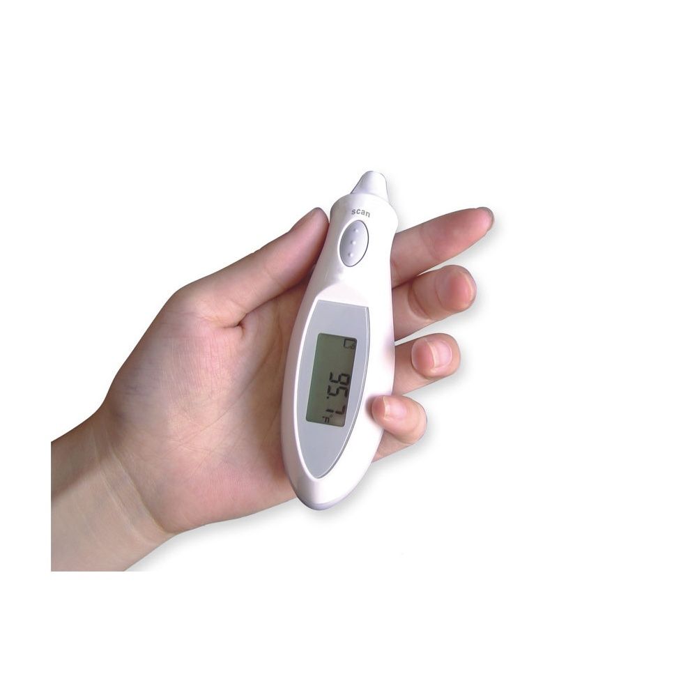 Termometro auricolare in mano. Dispositivo bianco con dettagli grigi. Display digitale con temperatura. Pulsante scan.