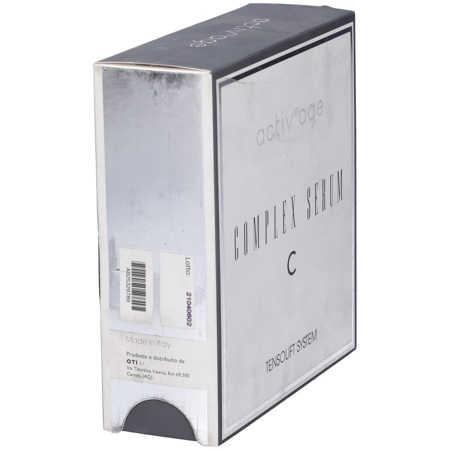 Scatola argentata "activ'age COMPLEX SERUM C". Testo: TENSOLIFT SYSTEM. Etichetta con codice a barre e testo.