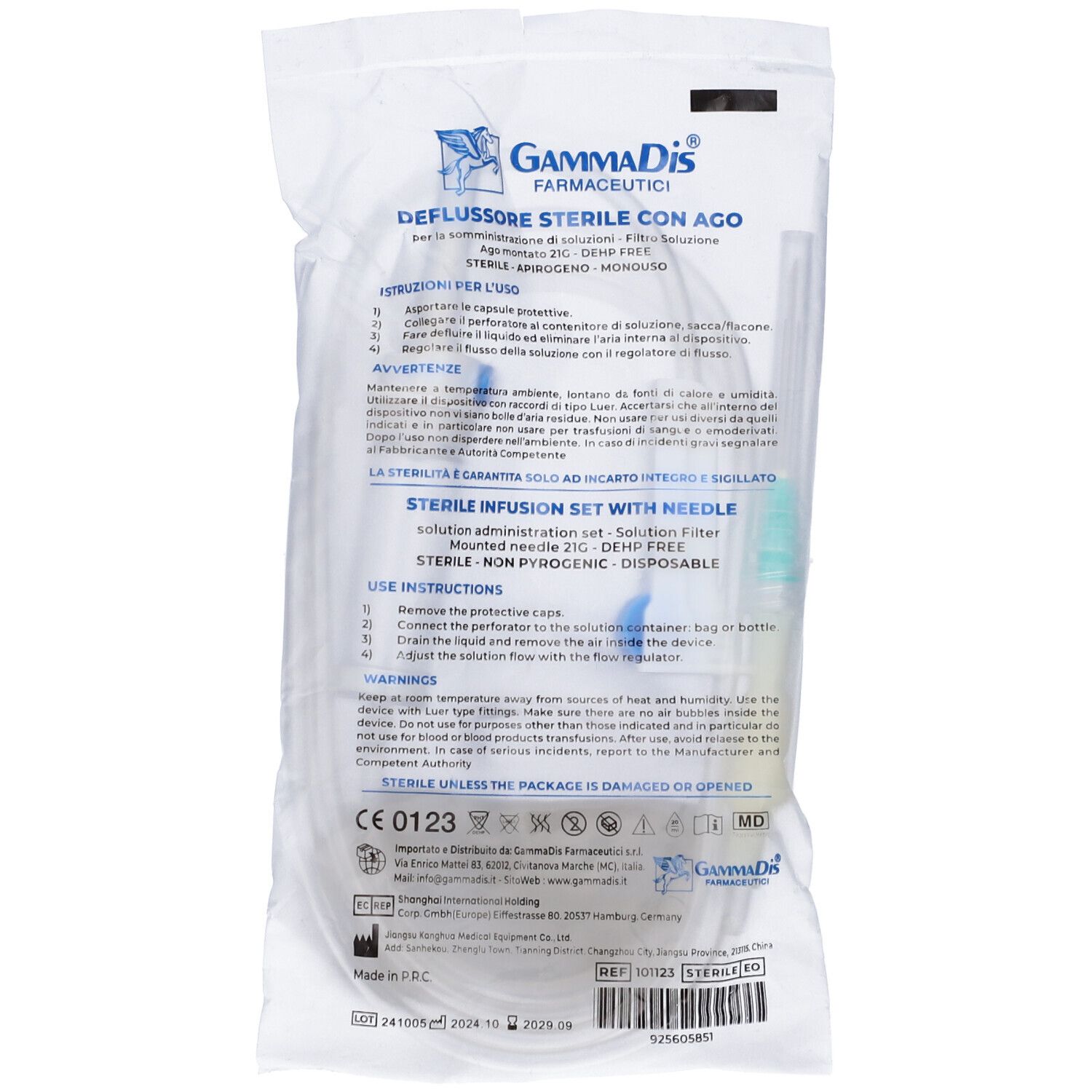 Set per infusione sterili con ago confezionati. Contiene tubo, filtro e altri componenti. Etichettatura in italiano.