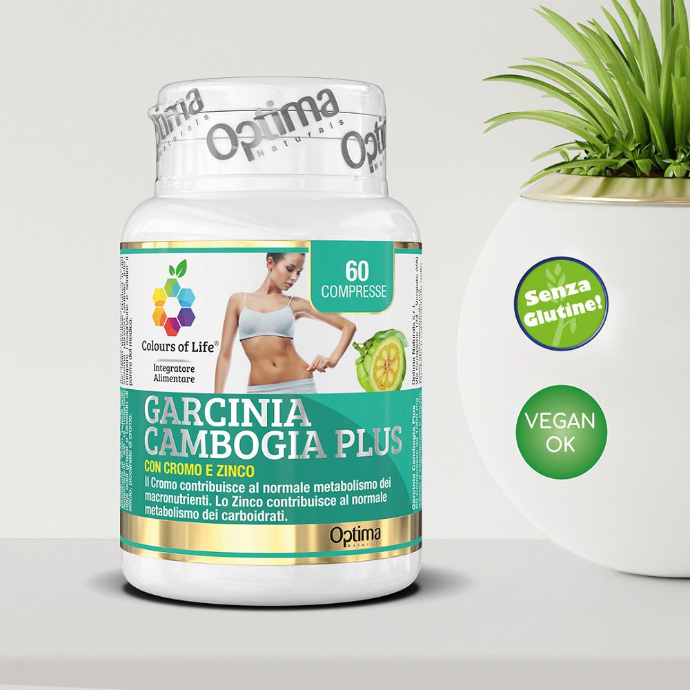 Flacone Colours of Life Garcinia Cambogia PLUS accanto a un vaso, con sigilli 'Senza Glutine' e 'Vegan OK'.