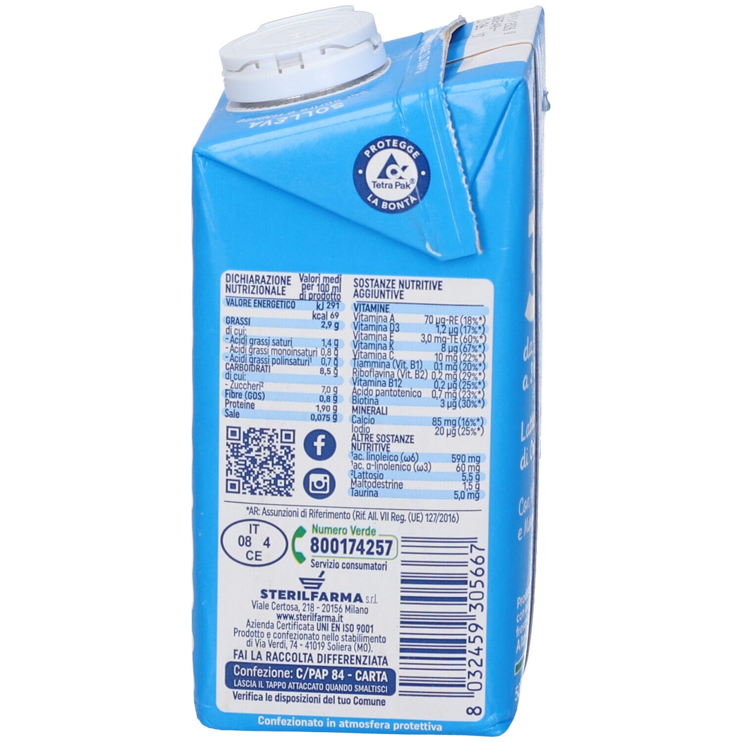 Un Tetra Pak blu con informazioni nutrizionali e vitamine.