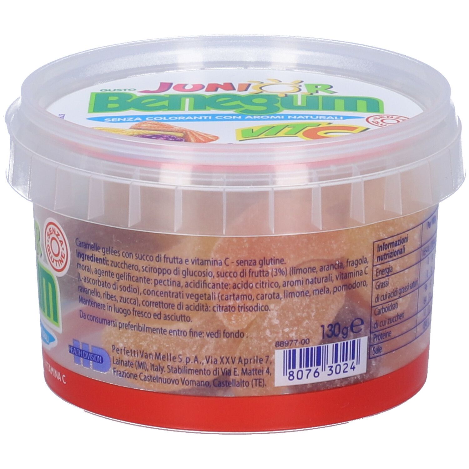 Barattolo trasparente con caramelle gommose. Scritta "Junior Benegum Vit C". Elenco ingredienti e informazioni nutrizionali sul barattolo.
