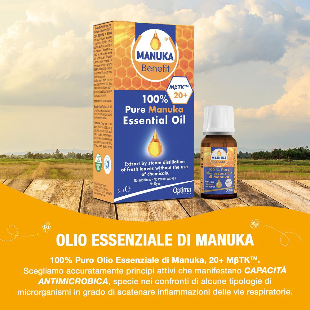 Olio Essenziale MANUKA Benefit su tavolo di legno, con sfondo rurale.