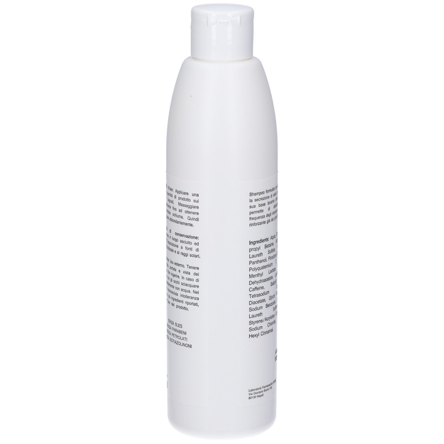 Retro del flacone di shampoo bianco. Testo con ingredienti. Etichetta con accenti verdi.