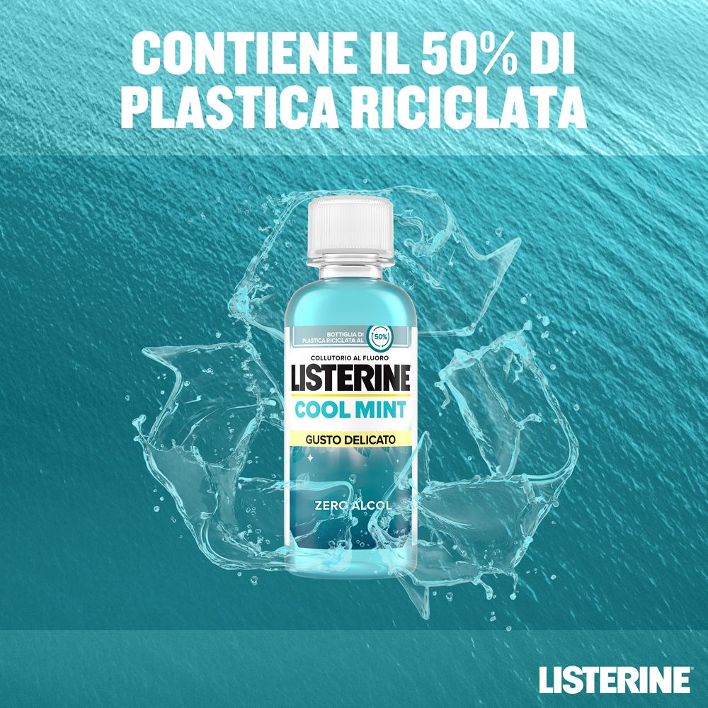 Collutorio blu in bottiglia. Testo: Contiene il 50% di plastica riciclata. Listerine Cool Mint.