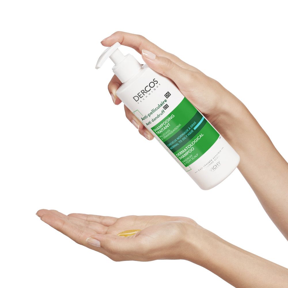 Una mano versa lo shampoo Vichy Dercos nell'altra mano.