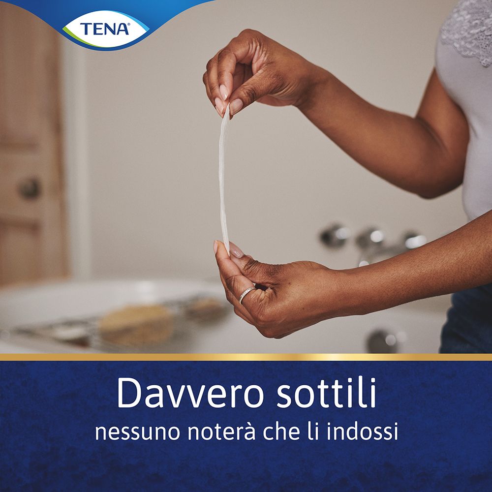 Salvaslip bianco tenuto da una mano. Testo: Davvero sottili, nessuno noterà che li indossi.