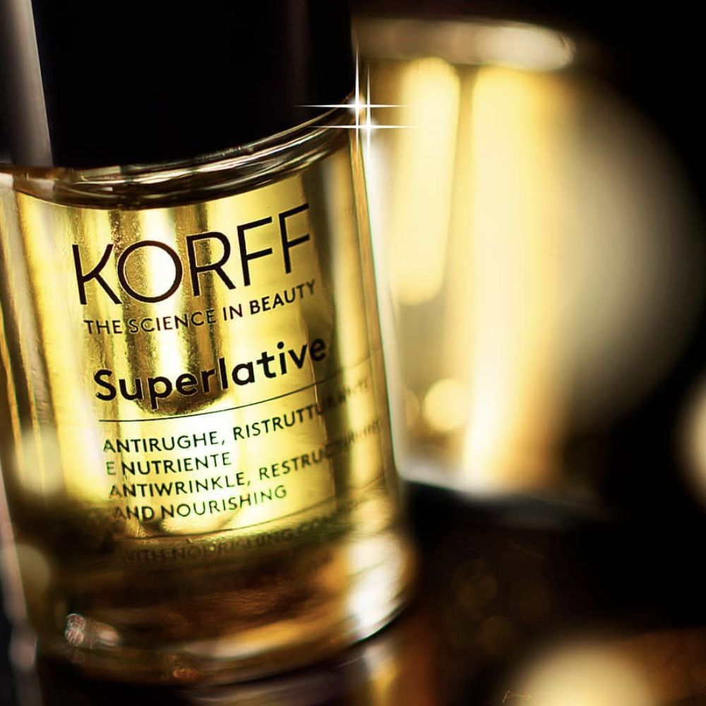 Elixir viso KORFF Superlative. Flacone nero. Liquido giallo visibile.