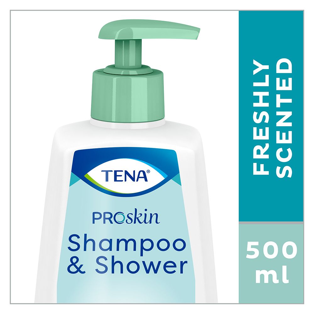 Primo piano del flacone bianco con dosatore verde. Scritta: TENA ProSkin Shampoo & Shower, 500ml.