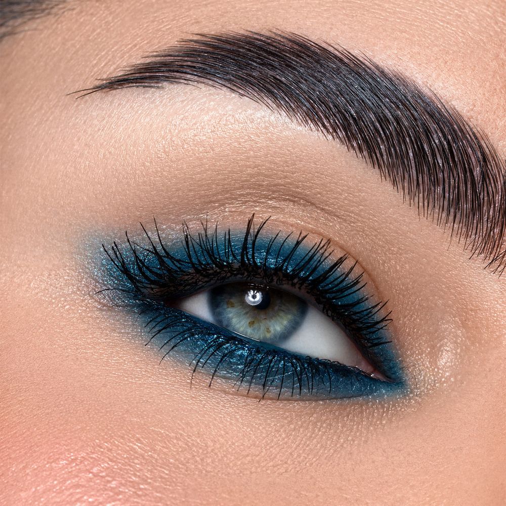 Occhio con ombretto e kajal blu. Ciglia truccate. Sopracciglio definito.