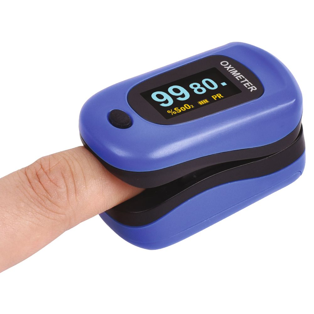 Pulsossimetro blu su un dito. Mostra la saturazione di ossigeno e la frequenza cardiaca sul display.