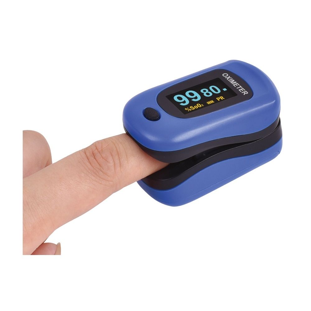 Pulsossimetro blu su un dito. Mostra la saturazione di ossigeno e la frequenza cardiaca. Display nero.