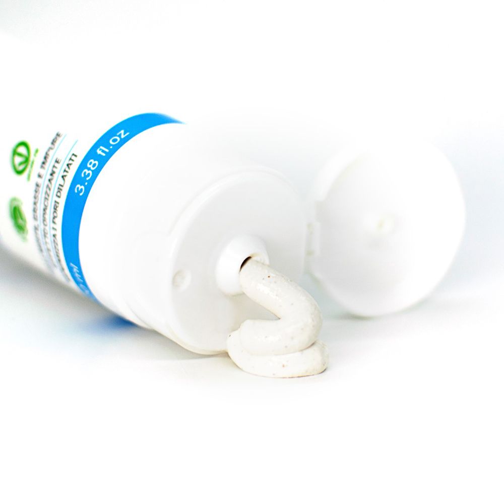 Estremità del tubo bianco con crema. Scritto: 3.38 fl.oz.