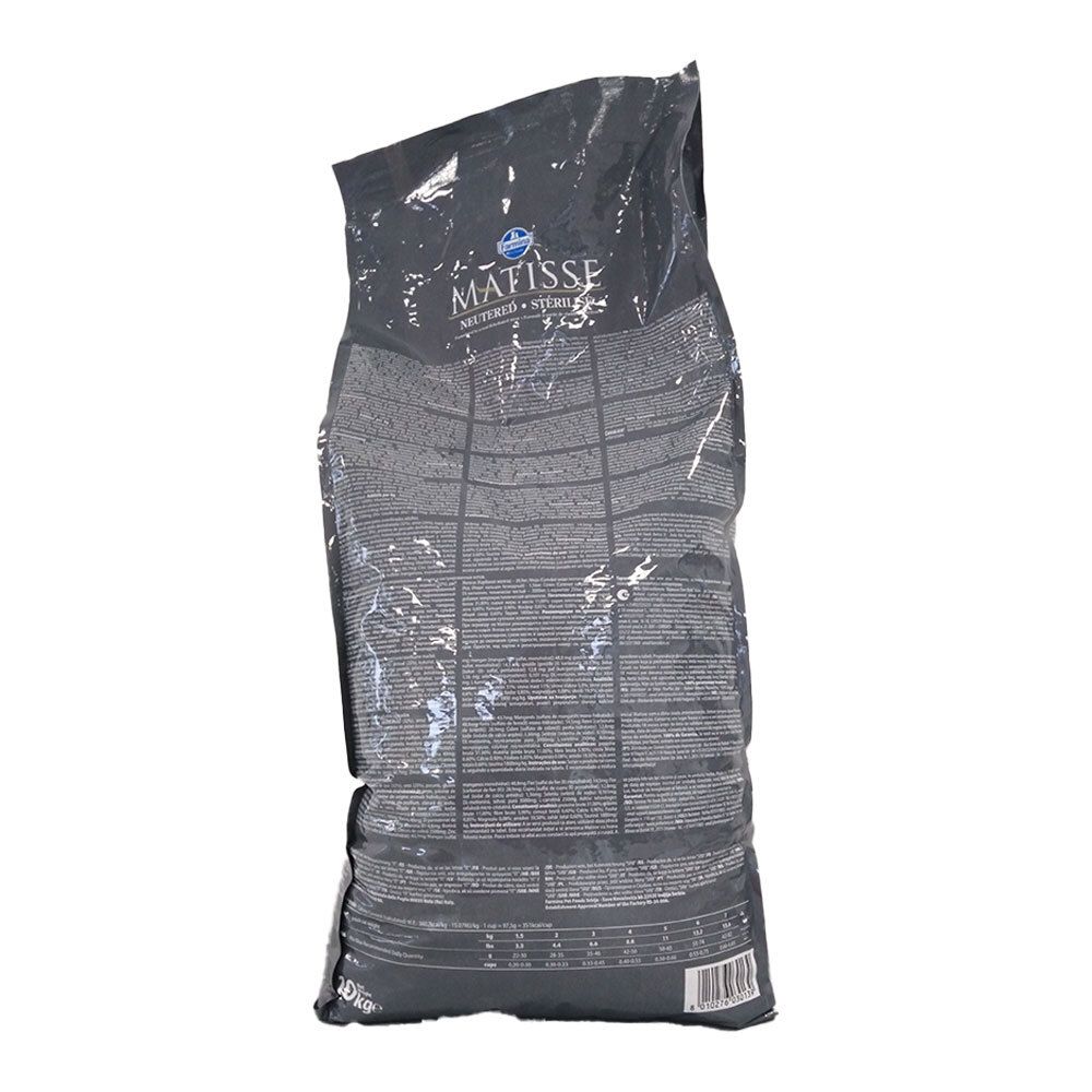 Retro del sacchetto di cibo per gatti. Testo in più lingue. Matisse Neutered, sterilizzato. Sfondo nero.