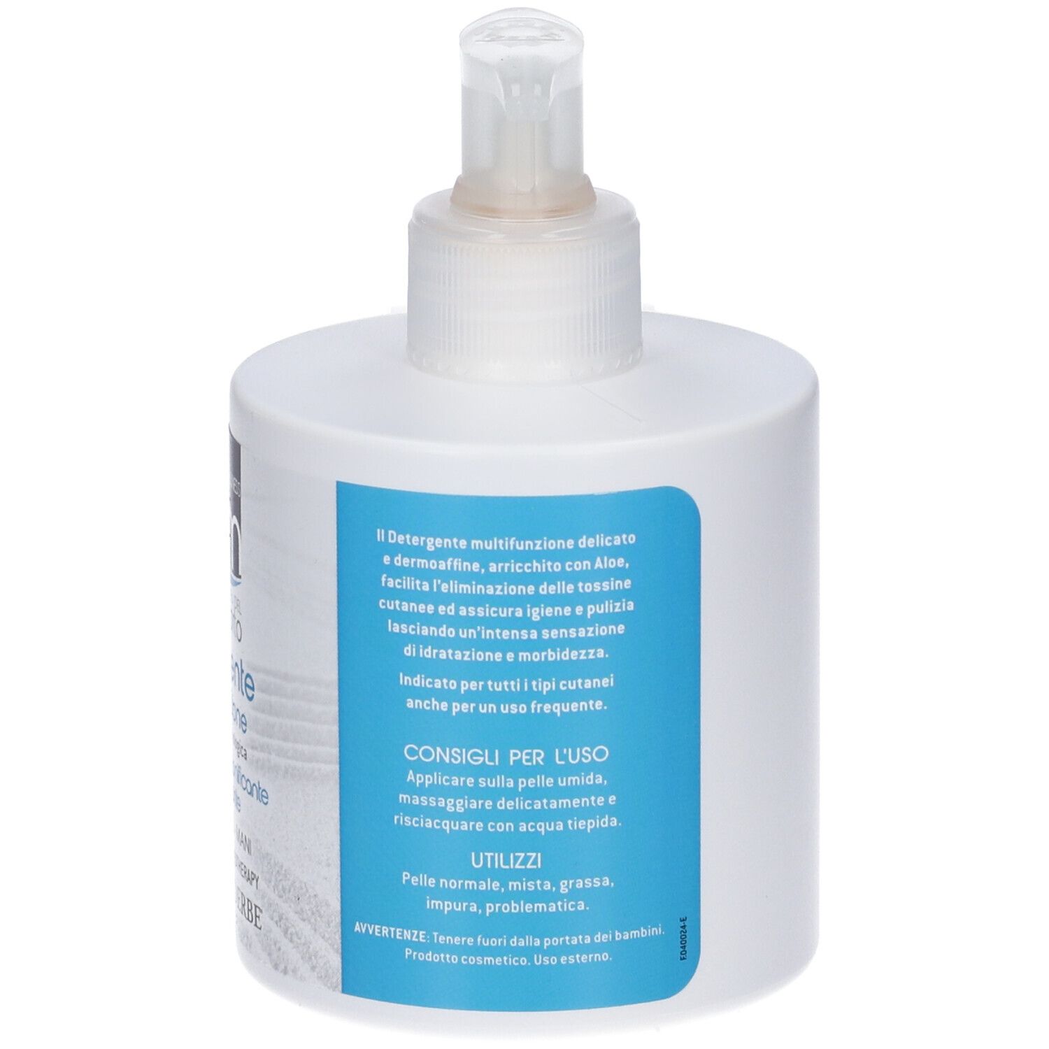 Dispenser bianco con pompa. Etichette blu con testo. Nessun altro dettaglio visibile.