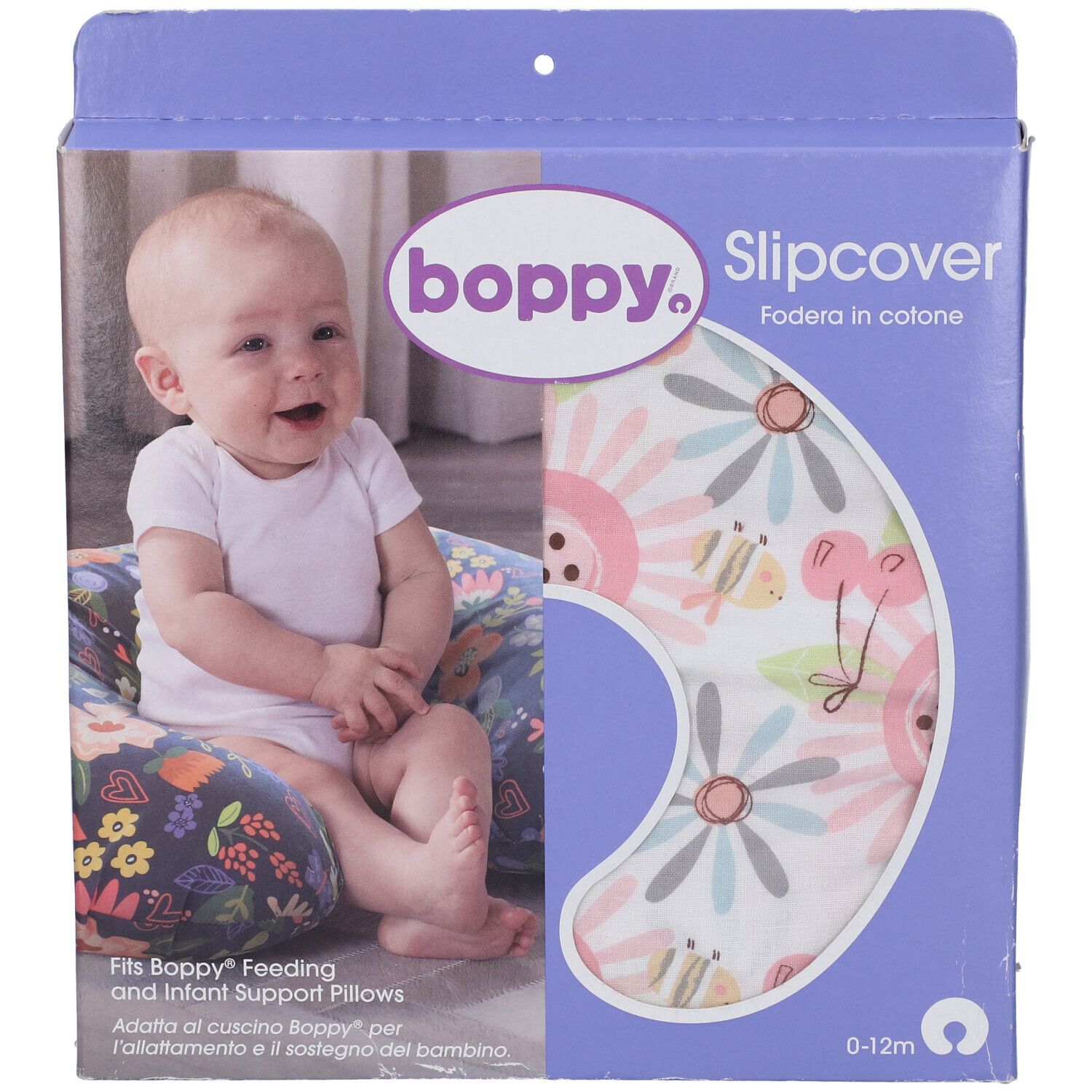 Confezione con fodera Boppy. Motivo floreale e frutta stampato. Bambino su cuscino. Testo: Fodera in cotone.