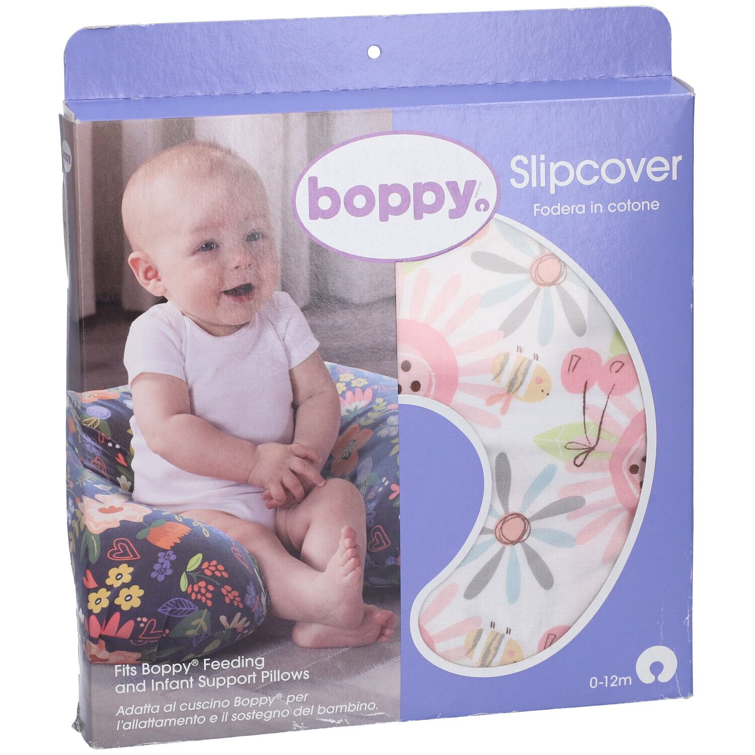 Confezione con fodera Boppy. Motivo floreale e frutta stampato. Bambino su cuscino. Testo: Fodera in cotone.