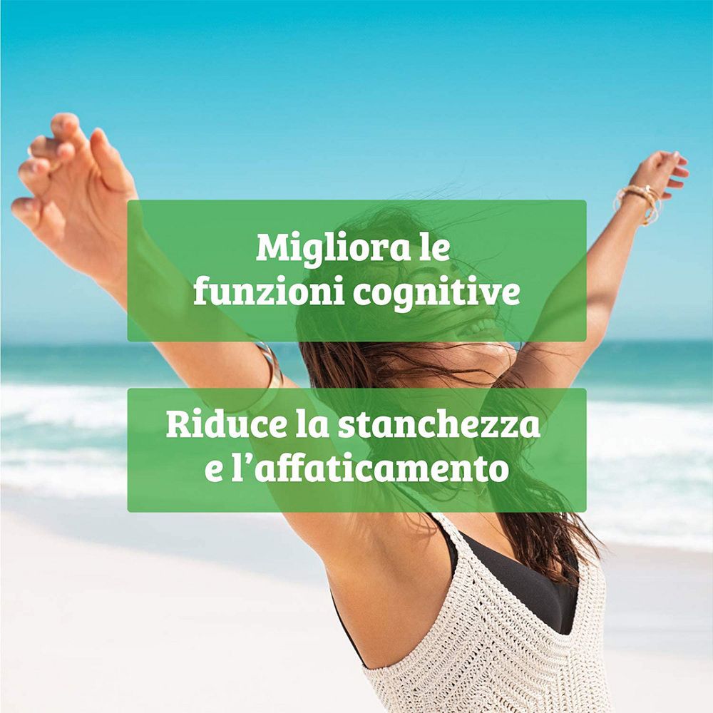 Donna a braccia aperte sulla spiaggia, migliora le funzioni cognitive.